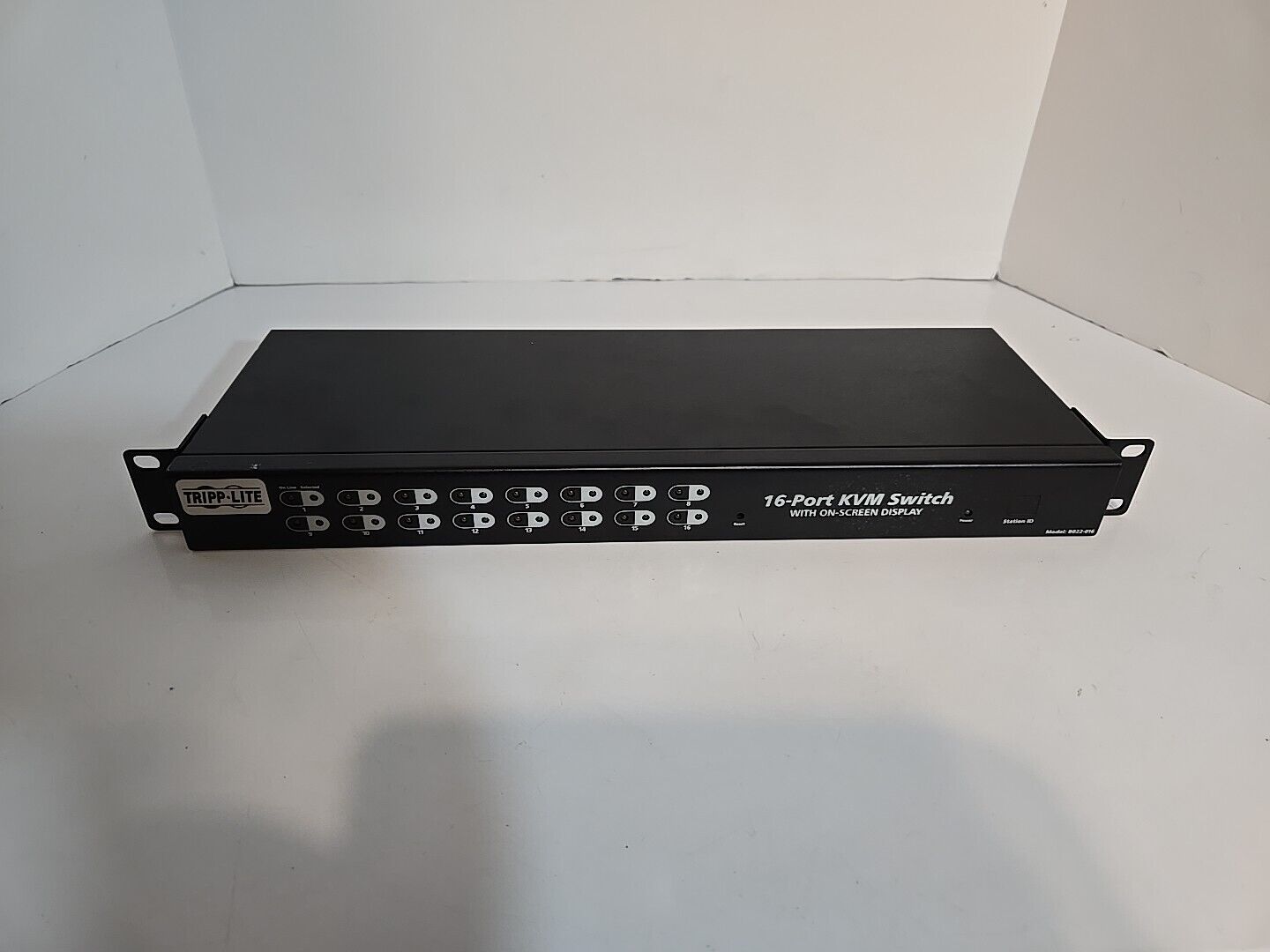 Tripp-Lite 16-Port Maxiport KVM Switch CS-1216A with Display B022-016