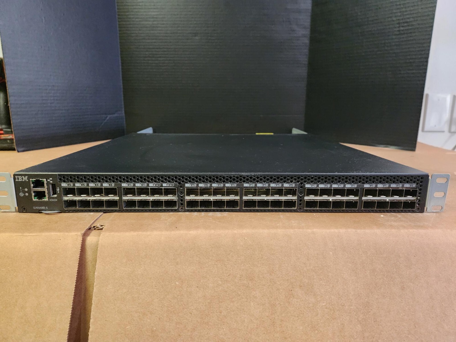 IBM Brocade SAN48B-5 2498-F48 48-Port 16GB FC switch 36 active Dual Power Rails