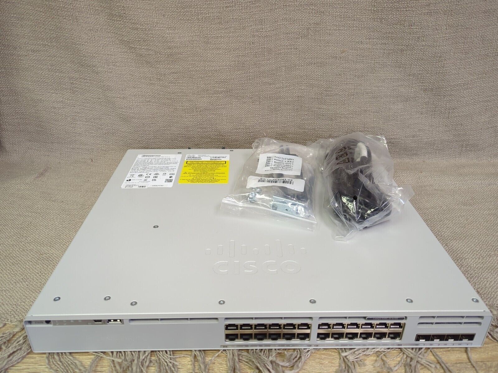 Catalyst Cisco C9300L-24T-4X-A Cisco 9300L Series Switch