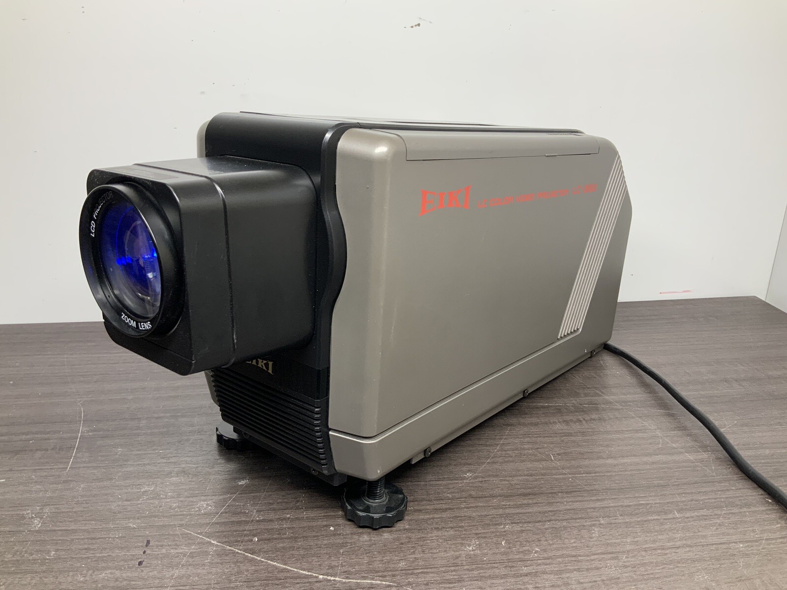 Eiki LC Color Video Projector LC-350 w/ Zoom Lens & Case - H5