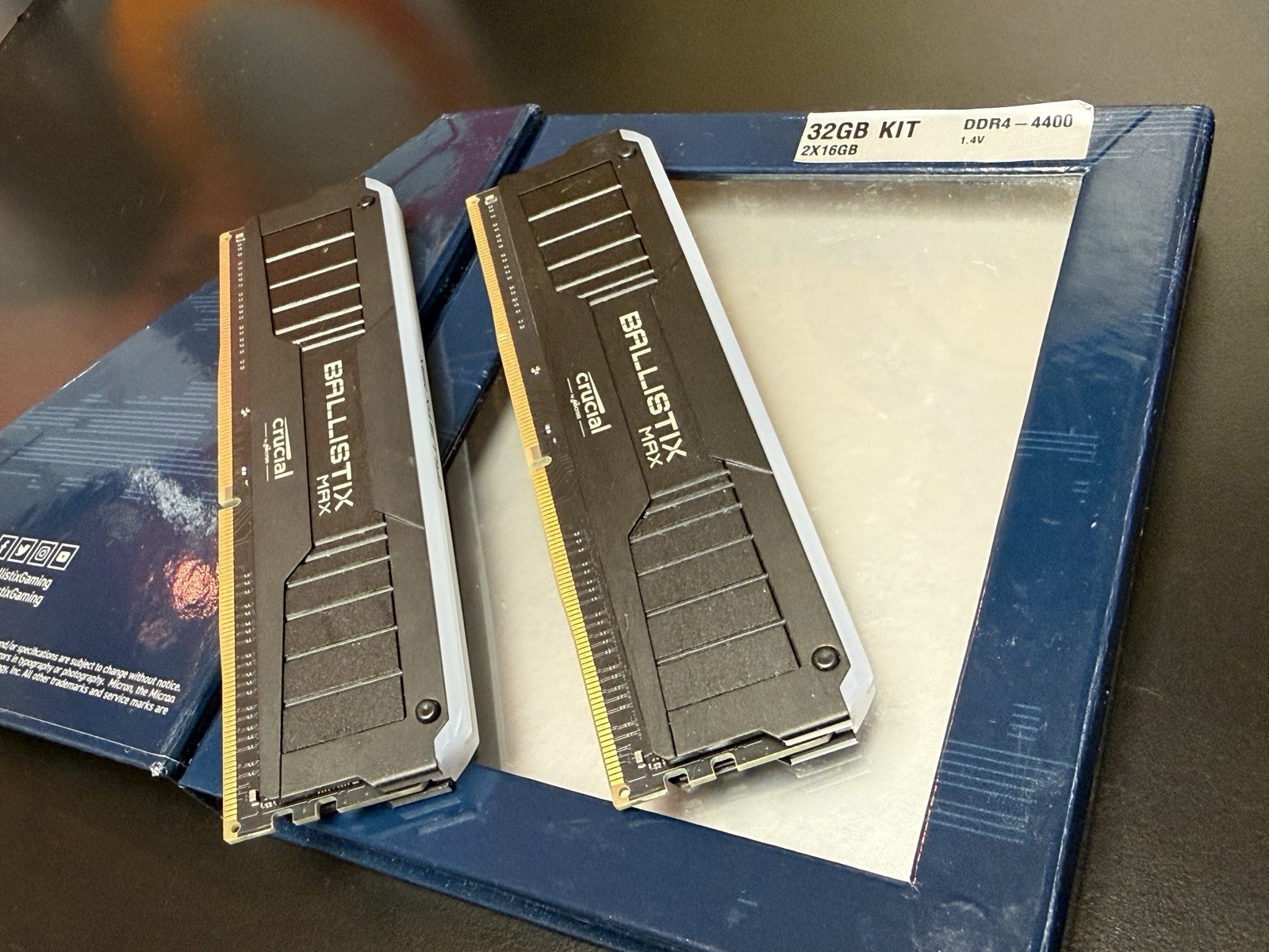 Crucial Ballistix Max RGB 32GB (2x16GB) RAM DDR4 4400MHz BLM2K16G44C19U4BL Mint