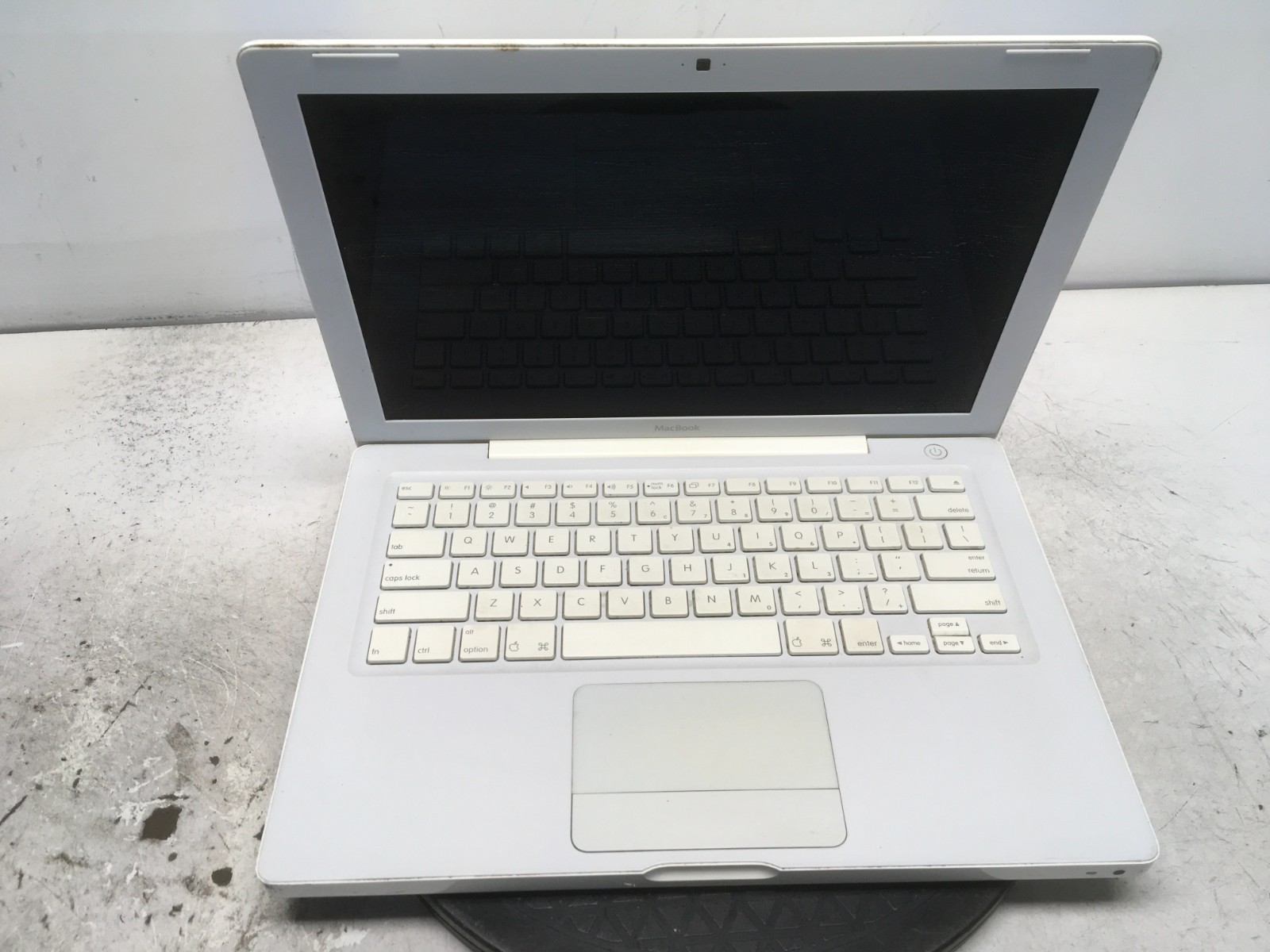 Apple MacBook A1181 Intel Core 2 Duo T7400 2.16 GHz  1 GB NO HDD No Batt