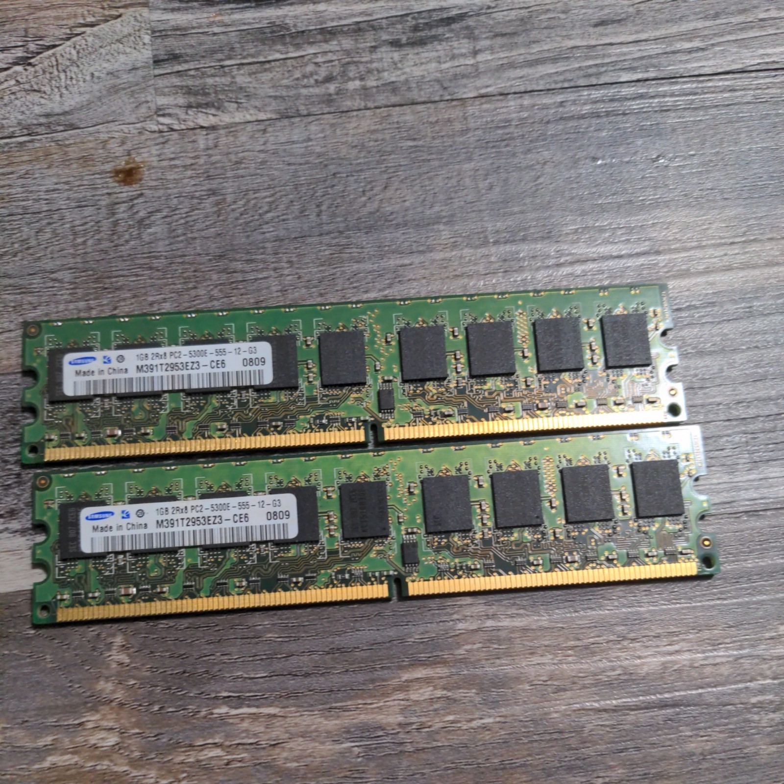 SAMSUNG 2x1GB 2Rx8  PC2 5300U-555-12-E3 Desktop RAM (2x1G Kit)