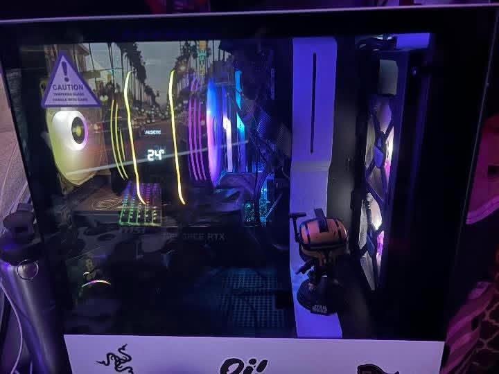 Gaming pc , head build has a 240 hz monitor with it