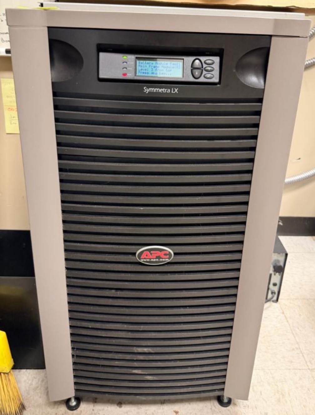 APC Symmetra LX 16kVA Battery Back Up System SYA16K16P Read Description 