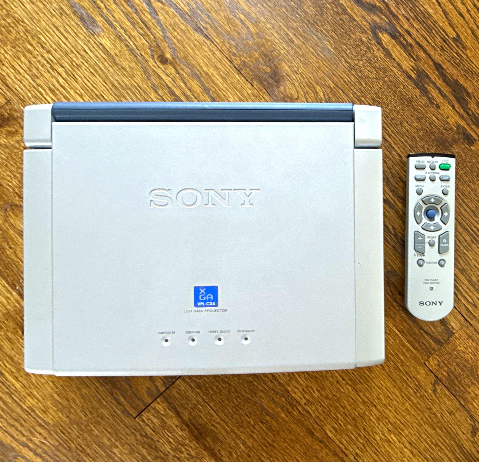 Sony VPL-CX1 XGA LCD Portable Projector 2000 ANSI Lumens w/ Remote & Case