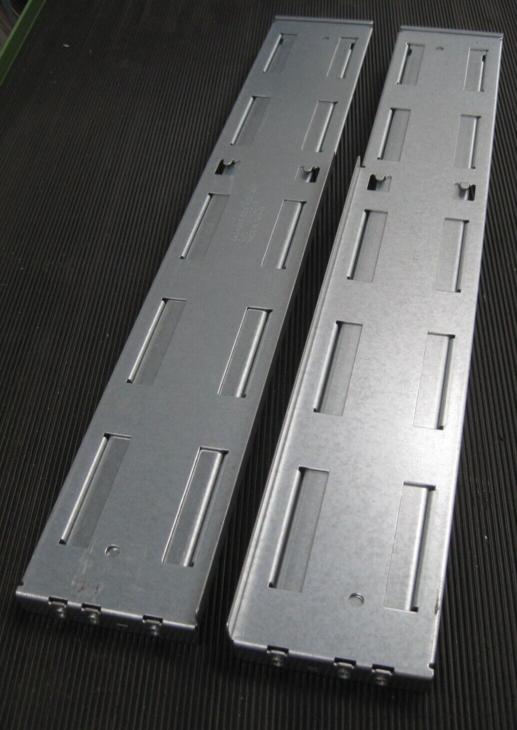 Dell EMC 042-008-324 042-008-325 042-008-326 VNXe3200 Server Rack Mount Rail Kit