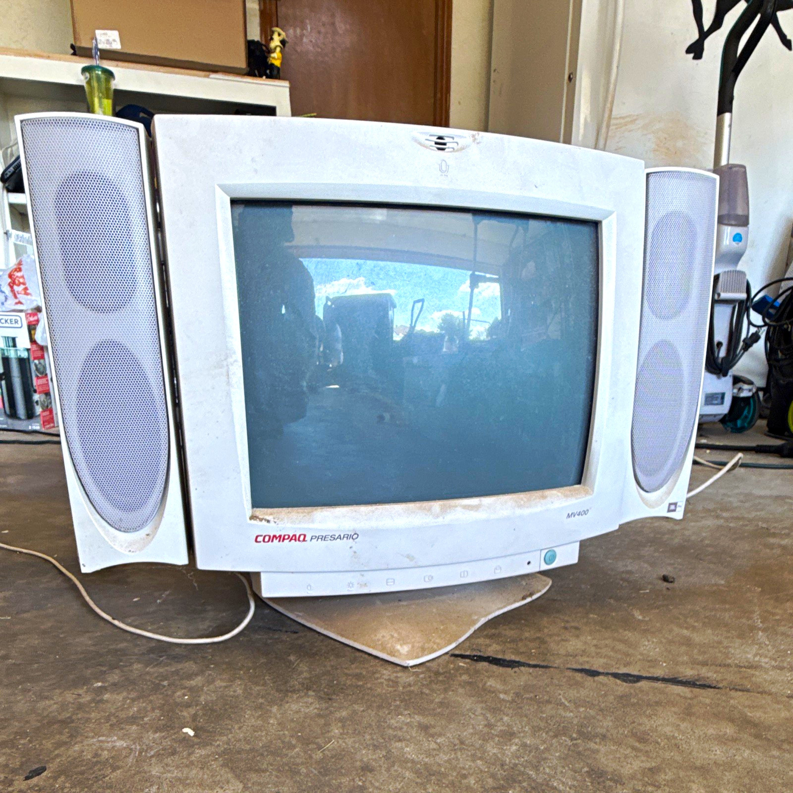 Compaq Presario MV400 16-18.9in CRT 1024x768 Speakers/Mic VGA White