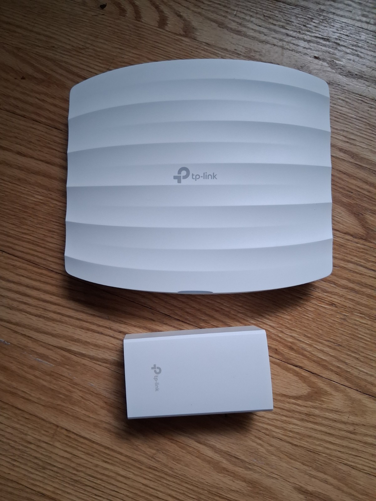 TP-LINK omada EAP245 Wireless Dual Band AC1750 Access Point and poe adaptor