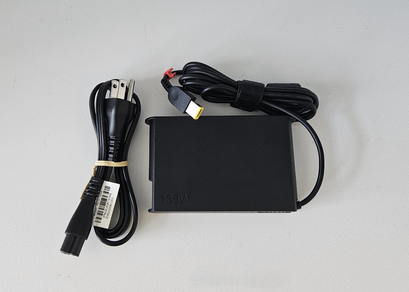 *NEW Lenovo 135W Slim Tip AC Adapter ADL135SLC3A 20V 6.75A ADL135SDC3A