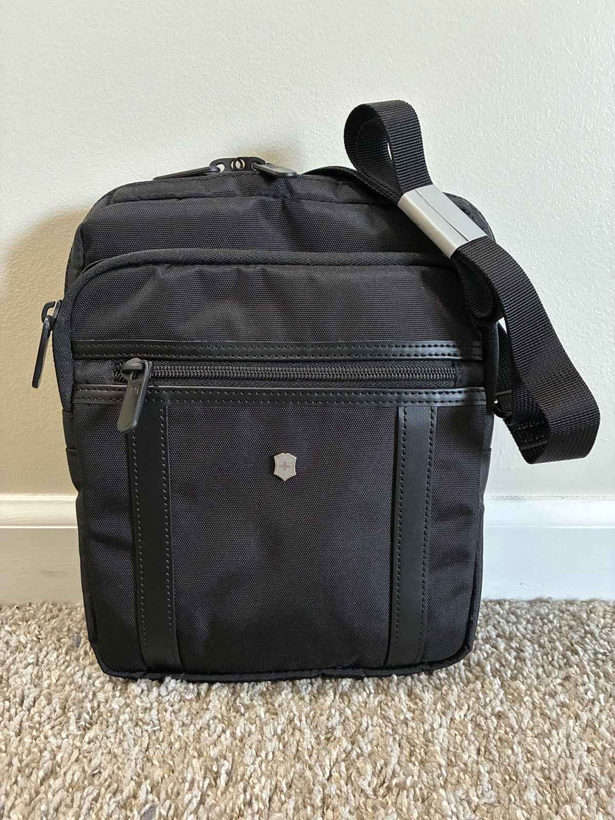 RARE Victorinox Swiss Army Werks Professional Crossbody Tablet Bag 6L - Black