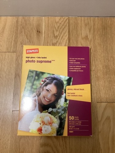 Staples Ultra Premium Glossy Photo Paper 8.5"W x 11"L  /100 sheets feuilles