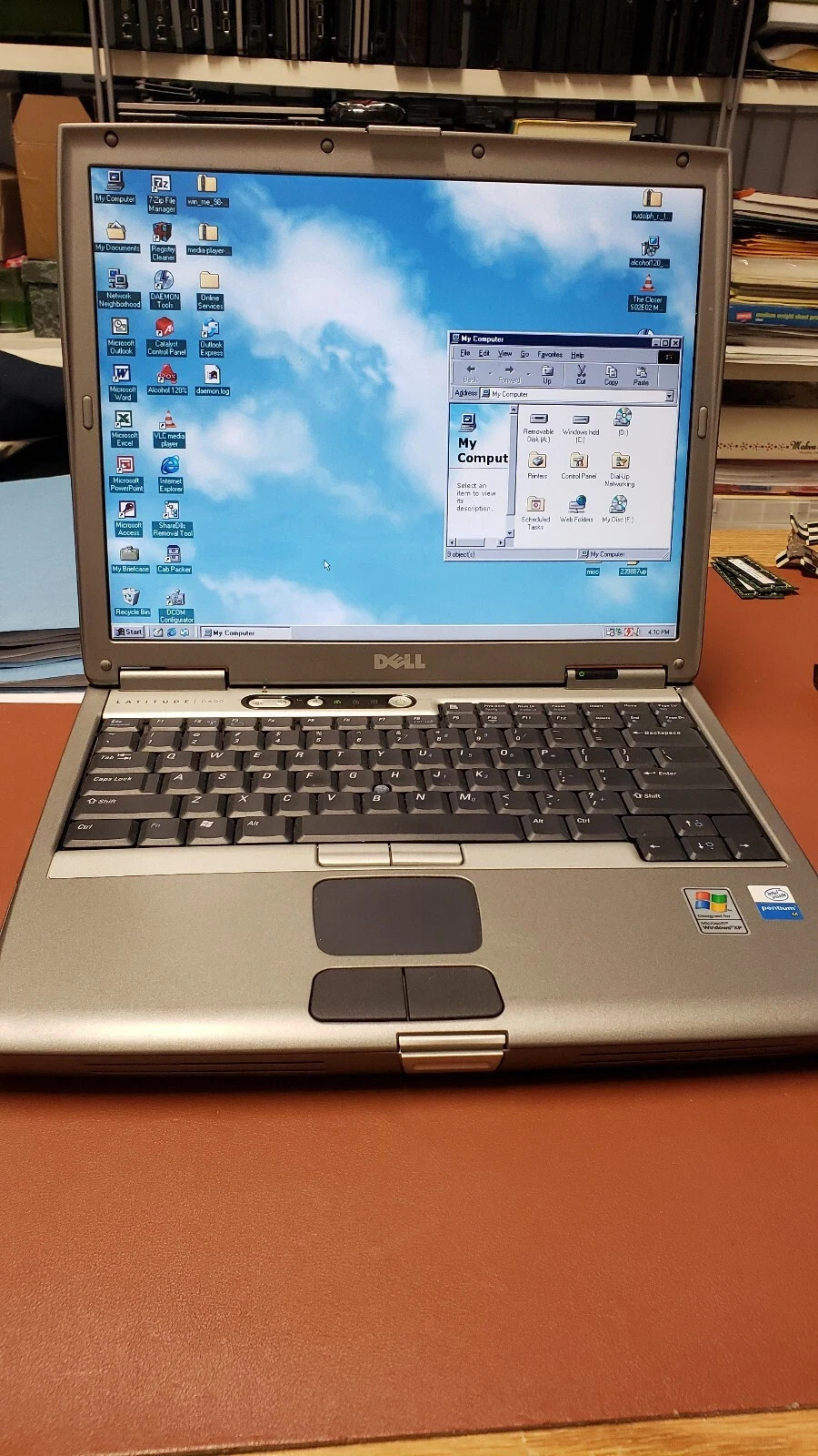 HUGE AMOUNT OF GAMES Dell Latitude 600m Laptop SSD Windows 98SE Plus WkGr8GdBat