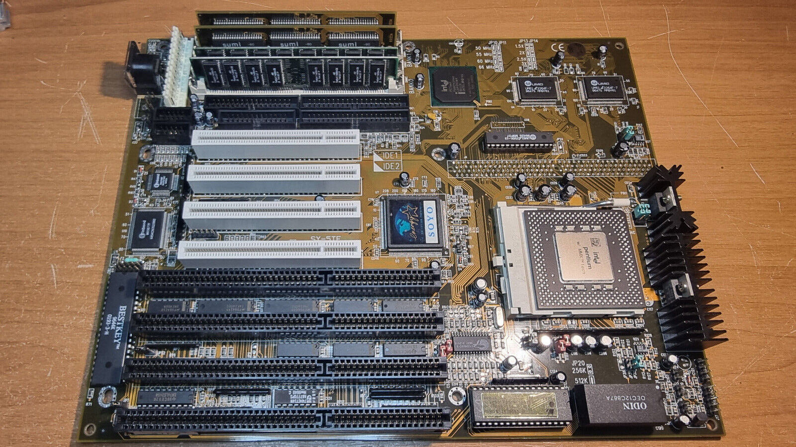 Soyo SY-5TF + Pentium MMX 200MHz + 48MB Ram EDO