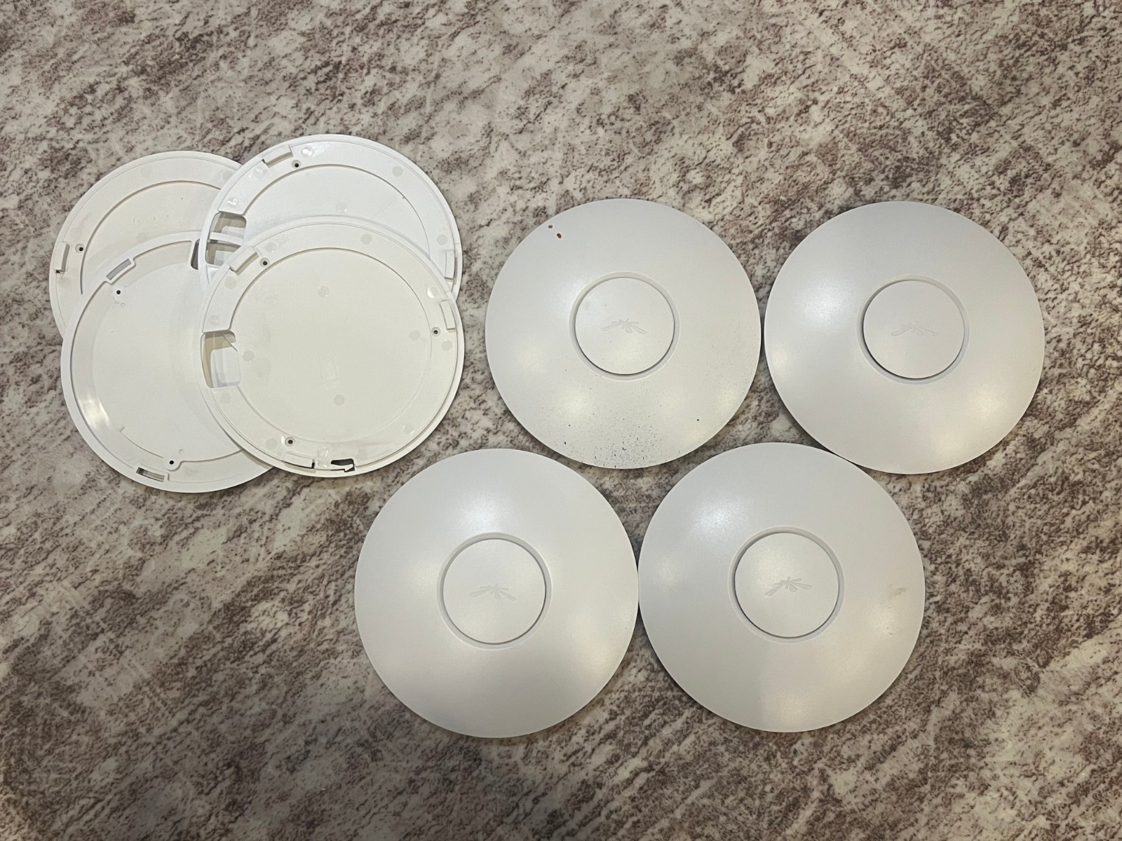 Lot of 4 Ubiquiti UniFi AP UAP 2.4GHz Access Points + 4 PoE Injectors & Mounts
