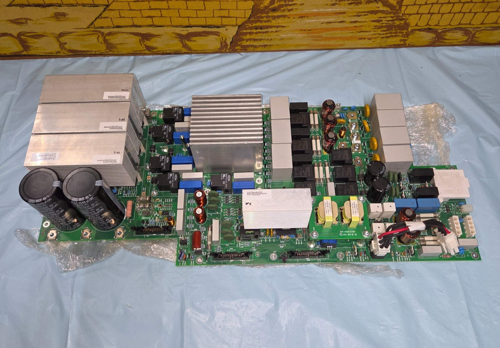 APC Schneider UPS Board 640-3002H-Z-001 from DLRT8KRMXLT Tested