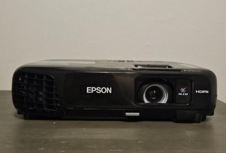 Epson LCD Projector EX5220 H551A 3LCD, USB-A, USB-B, Audio, Video, HDMI With Bag