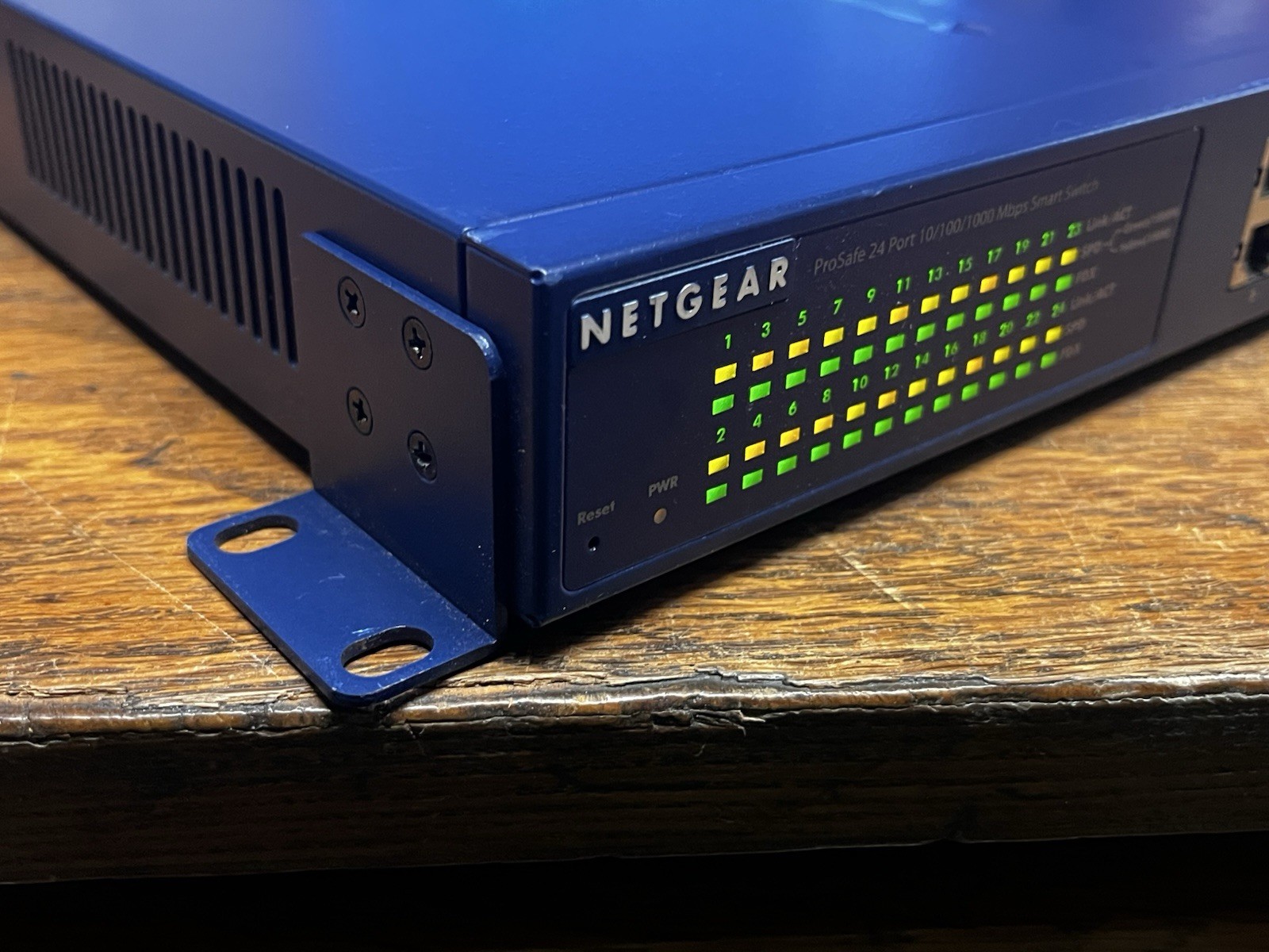 Netgear ProSafe GS716T v3 16-Port 10/100/1000 Mbps Gigabit Smart Switch