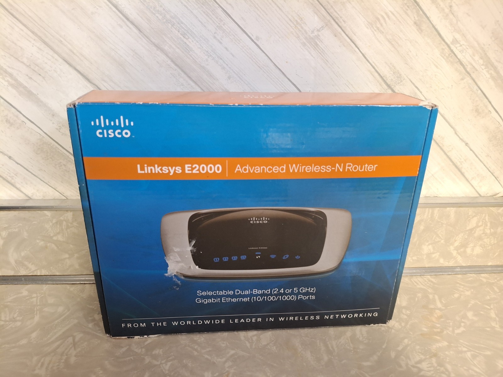 Linksys E2000 300 Mbps 4-Port Gigabit Wireless N Router (B003B20F54) with box