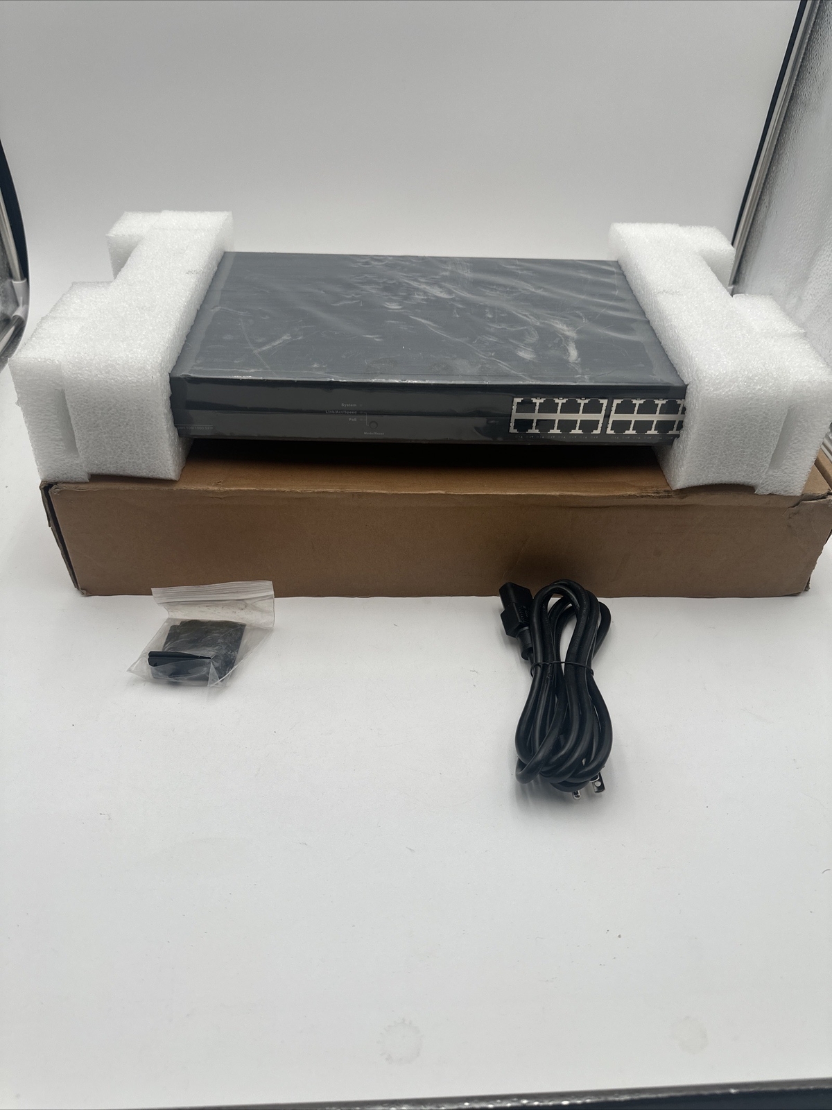 Transition Networks 16-Port PoE+ GbE & 2-Port SFP Network Switch SM16TAT2SA