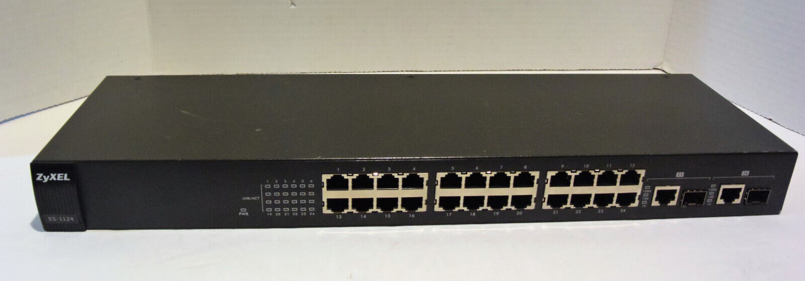 ZyXEL ES-1124 Ethernet Switch 24 Port - Tested & Working