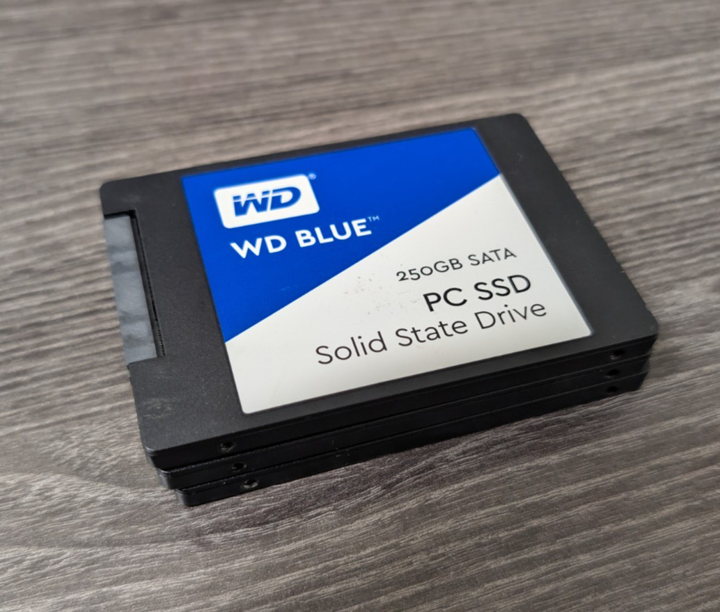 LOT of 3 Western Digital BLUE WDS250G1B0A-00H9H0 250GB PC SSD 2.5" SSD
