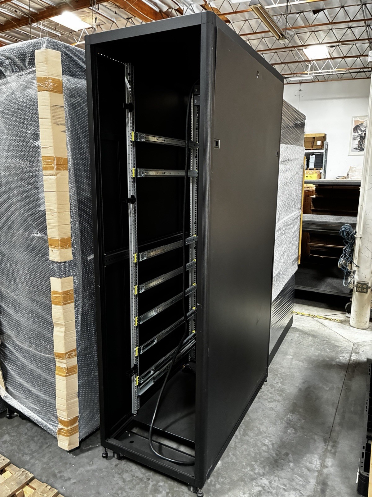 Tripp Lite SR42UB1032 42U 19 in SmartRack Server Cabinet, Freestanding 3000 lb