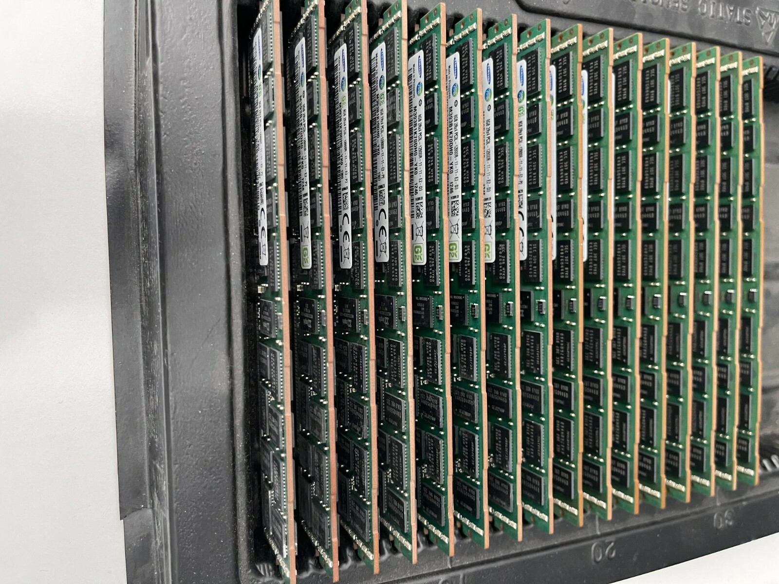 Samsung 128GB Total - 16x 8GB 2RX4 PC3L-12000R RDIMM Server RAM Memory