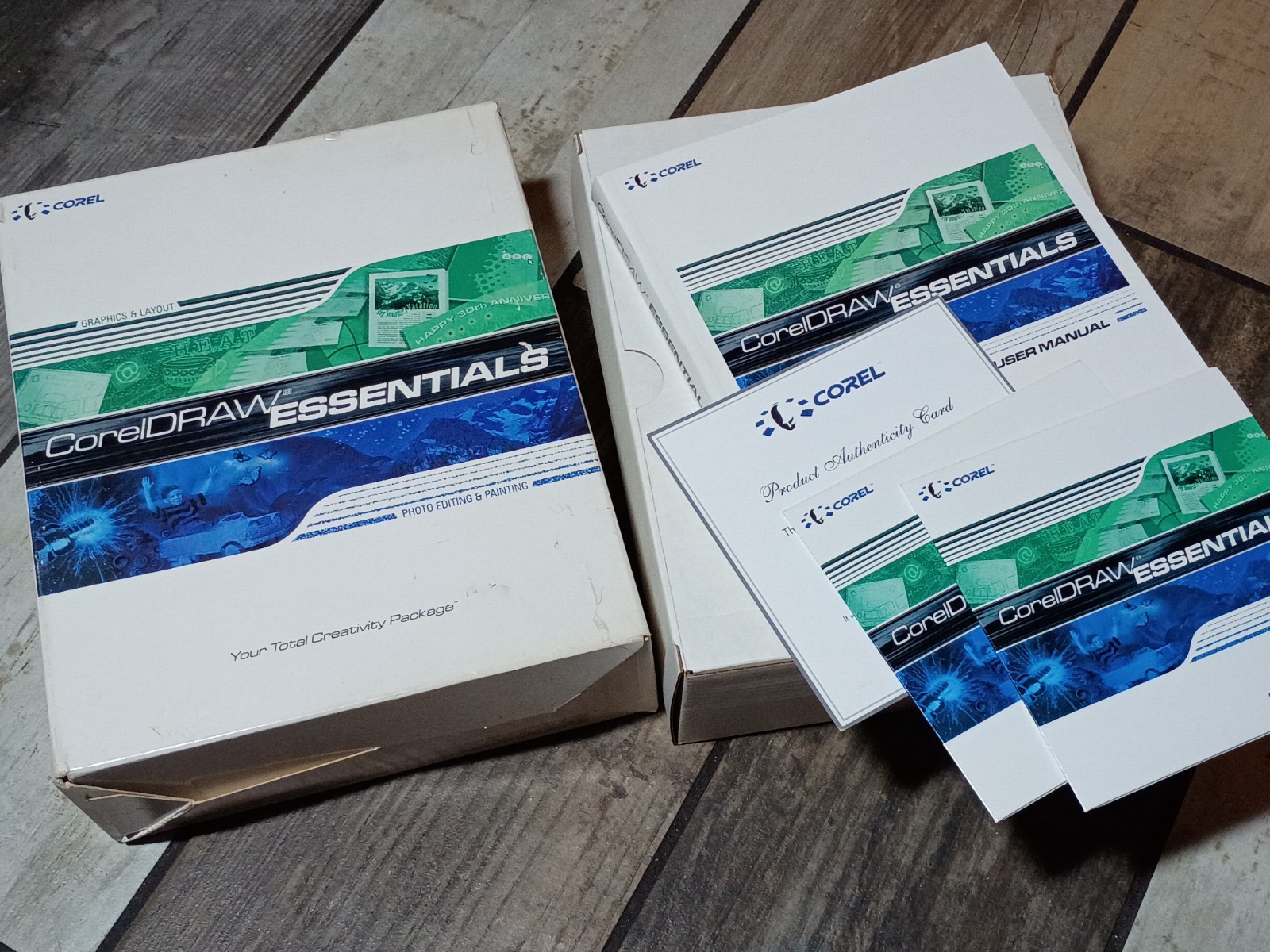 CorelDRAW Essentials 2001 RARE 