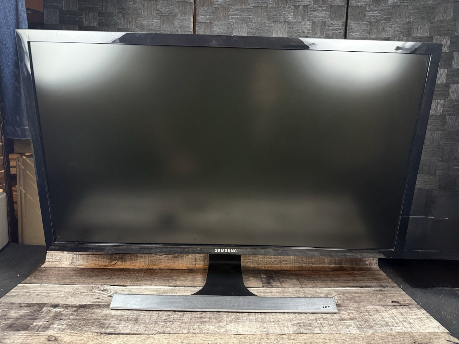 Samsung U28E590D 28-inch 4K UHD LED-Lit LCD with Stand and AC Adapter