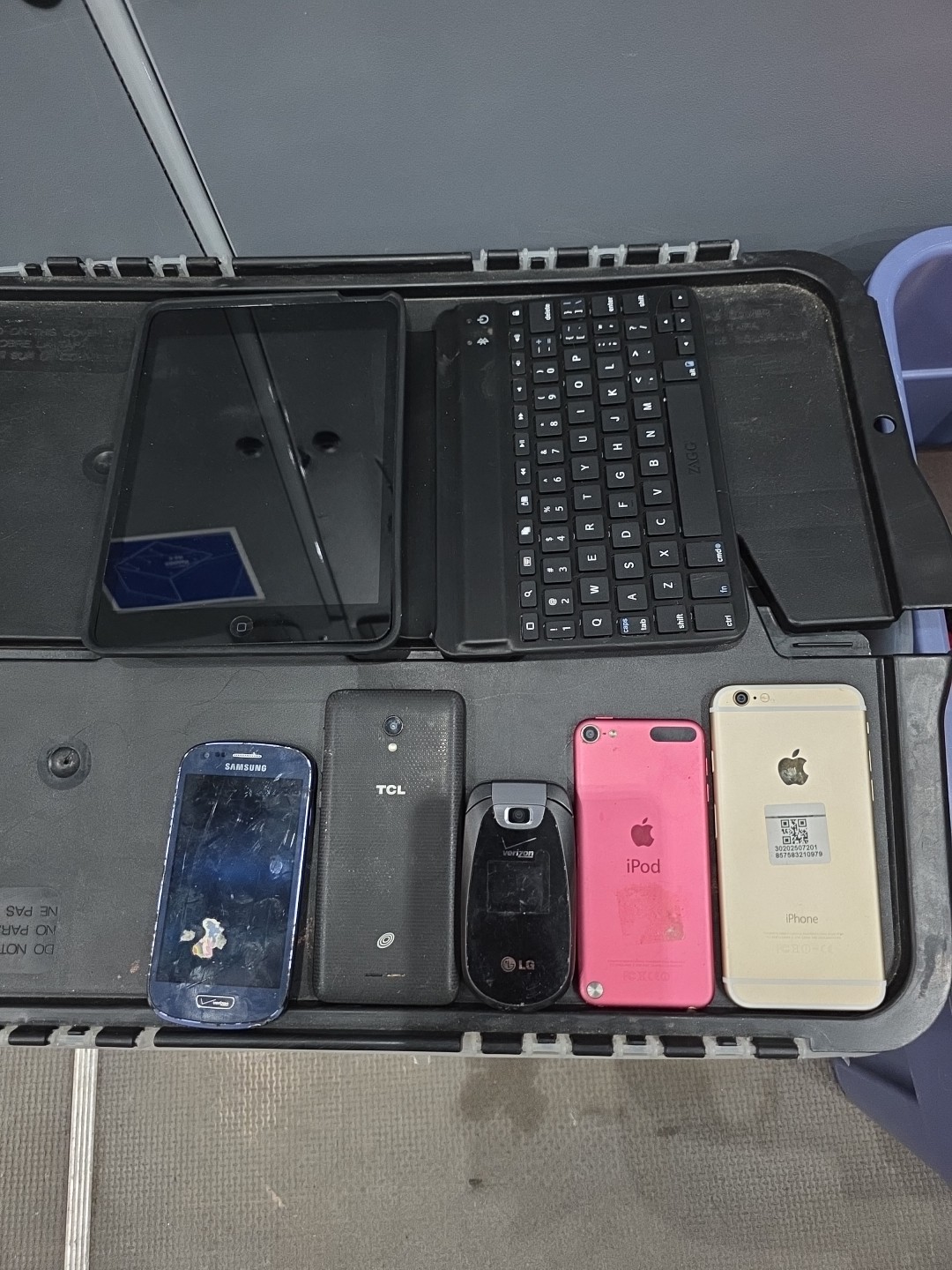 ​Mixed ElectronicLot - Apple iPad Mini w/ Zagg, iPhone, iPod, Samsung, LG & TCL
