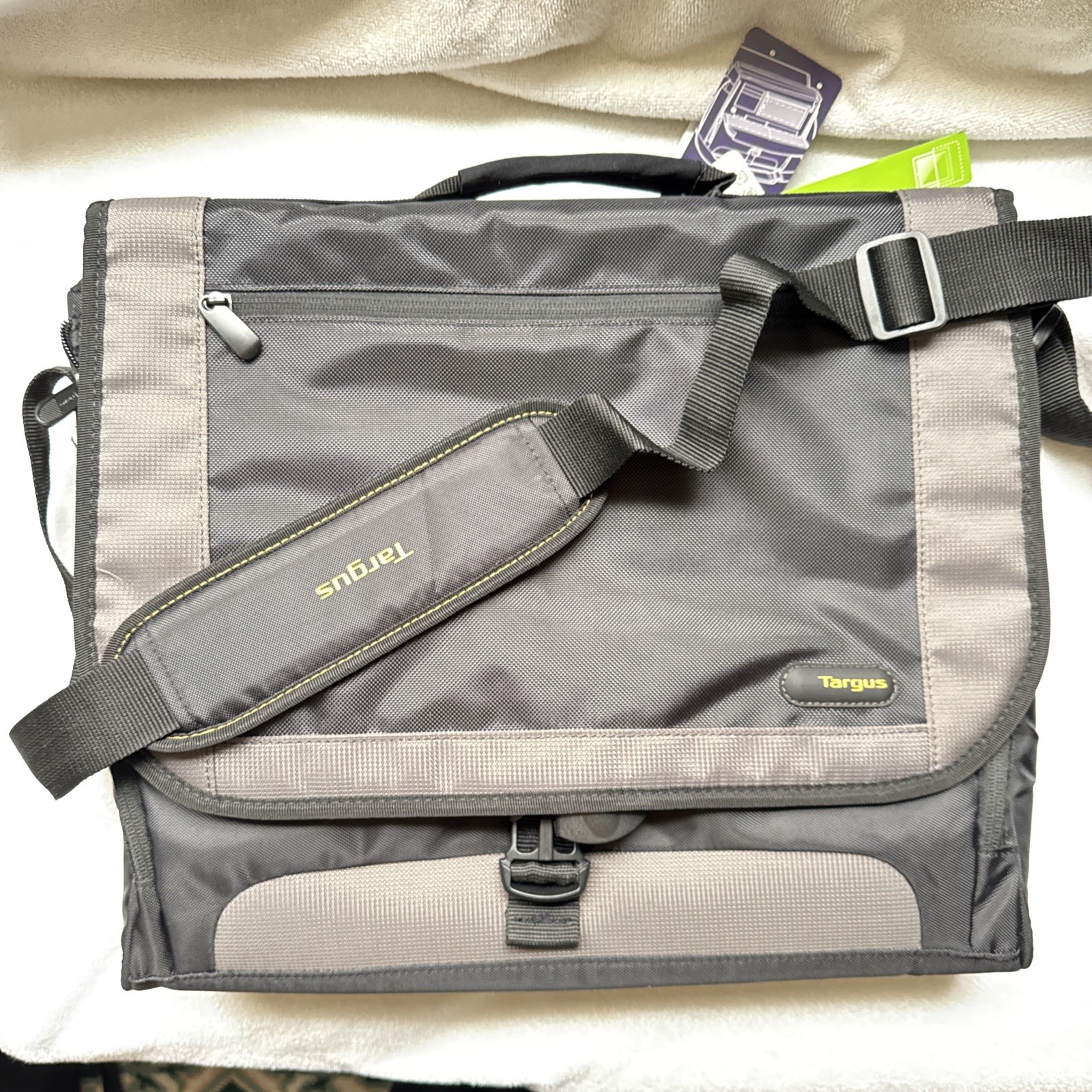TARGUS City Gear Messenger Bag Case Laptop + Strap NWT - Up to 16” Laptop/Table