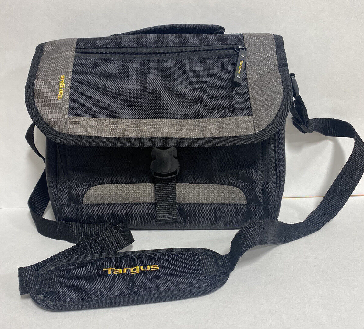 Targus Messenger 11” Laptop Bag Computer Brief Case Shoulder Strap Heavy Duty