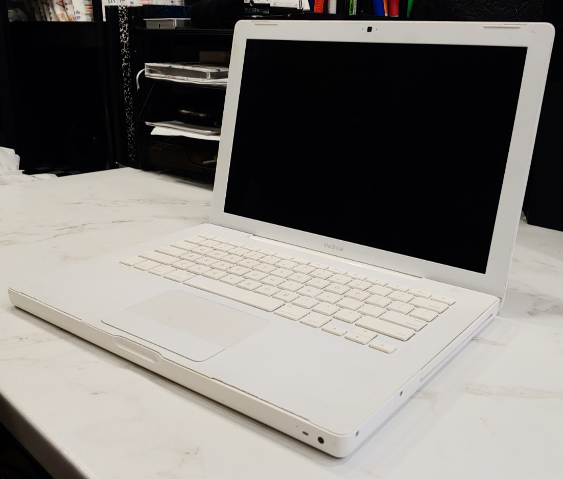 Vintage 2008 A1181 Apple MacBook, 4gb RAM, 250gb HDD (Read description)