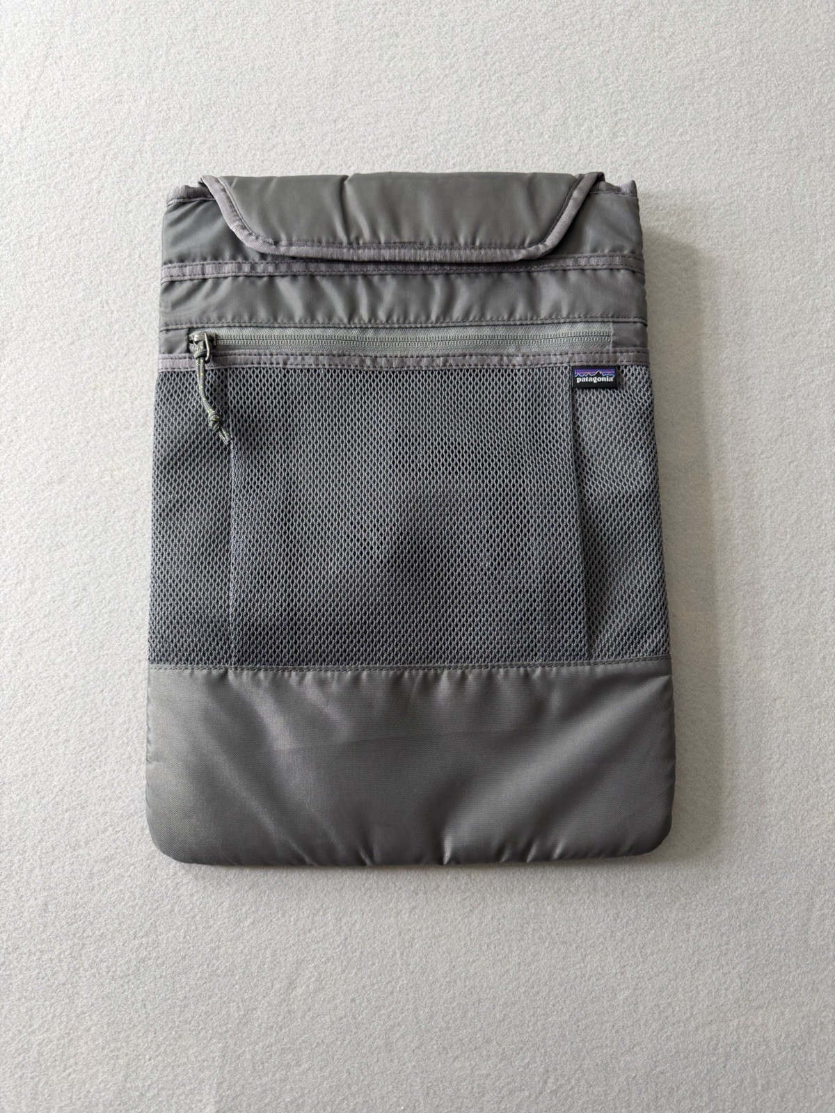 61/746 Patagonia Padded Laptop Tablet Sleeve Gray Mesh Pocket Tech Organizer