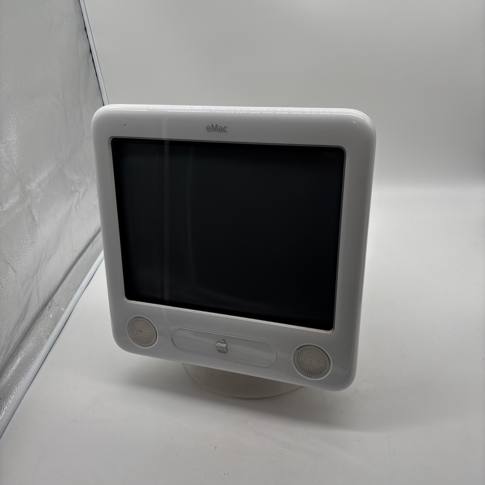 Vintage Apple eMac A1002 Power PC 7445 1.00 GHZ G4 40GB HDD 640MB RAM