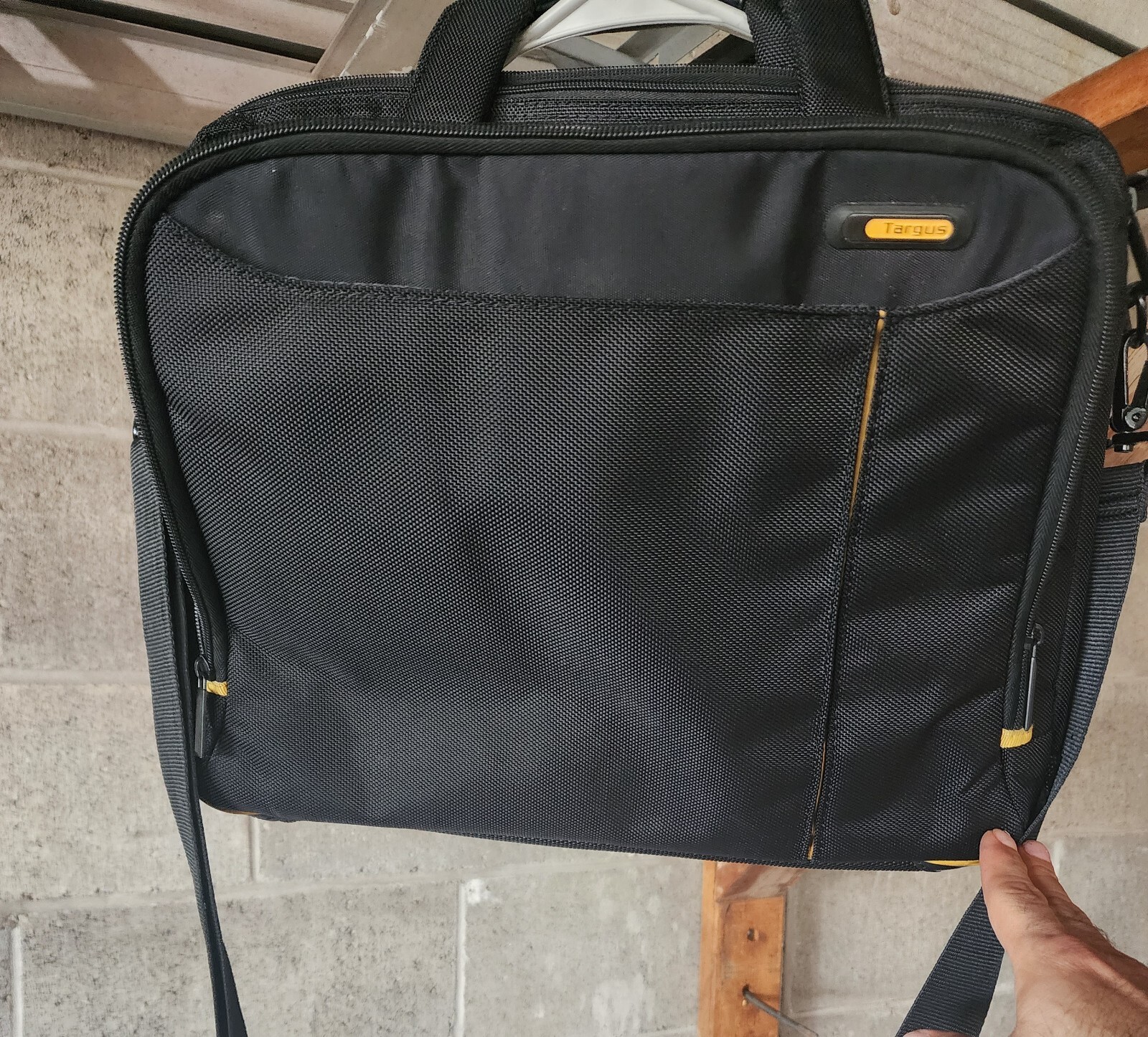 Targus Safeport 17.3 inch Protection System Black Laptop Messenger Bag Case Good