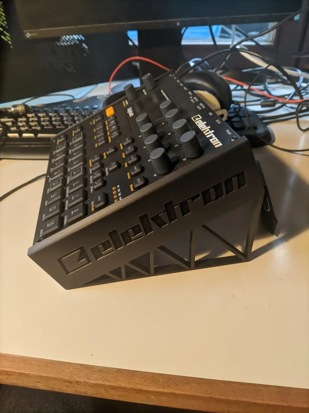 Elektron Syntakt / Digitakt / Digitone Stand – 25° Tilt (3D Printed, Black) Ergo
