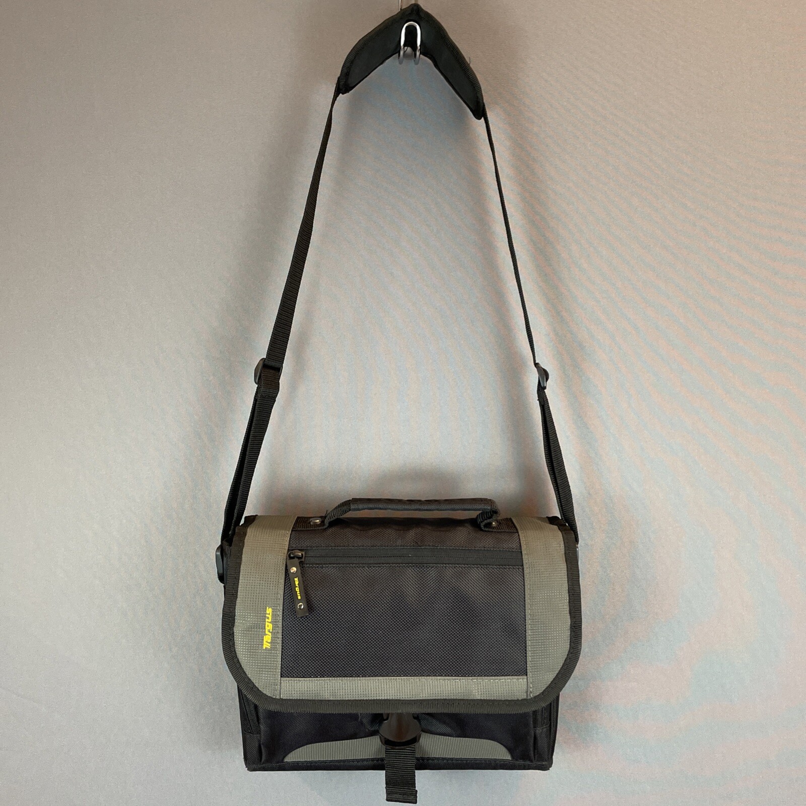 TARGUS 10 in Messenger Bag Laptop Carry Case Padded Crossbody TSM097US-02