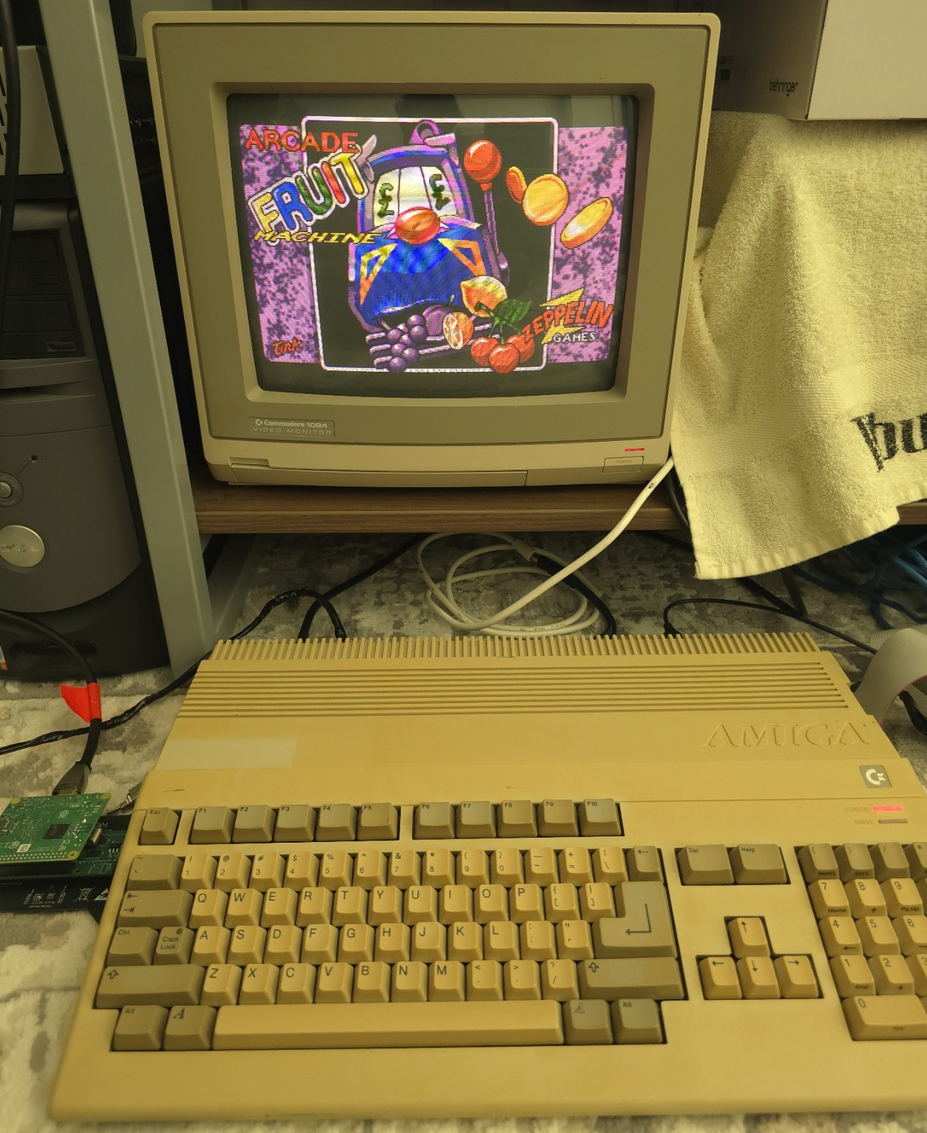 Amiga 500 (Rev. 6A - 1MB chip ram - NTSC/PAL switch) w/Power Supply