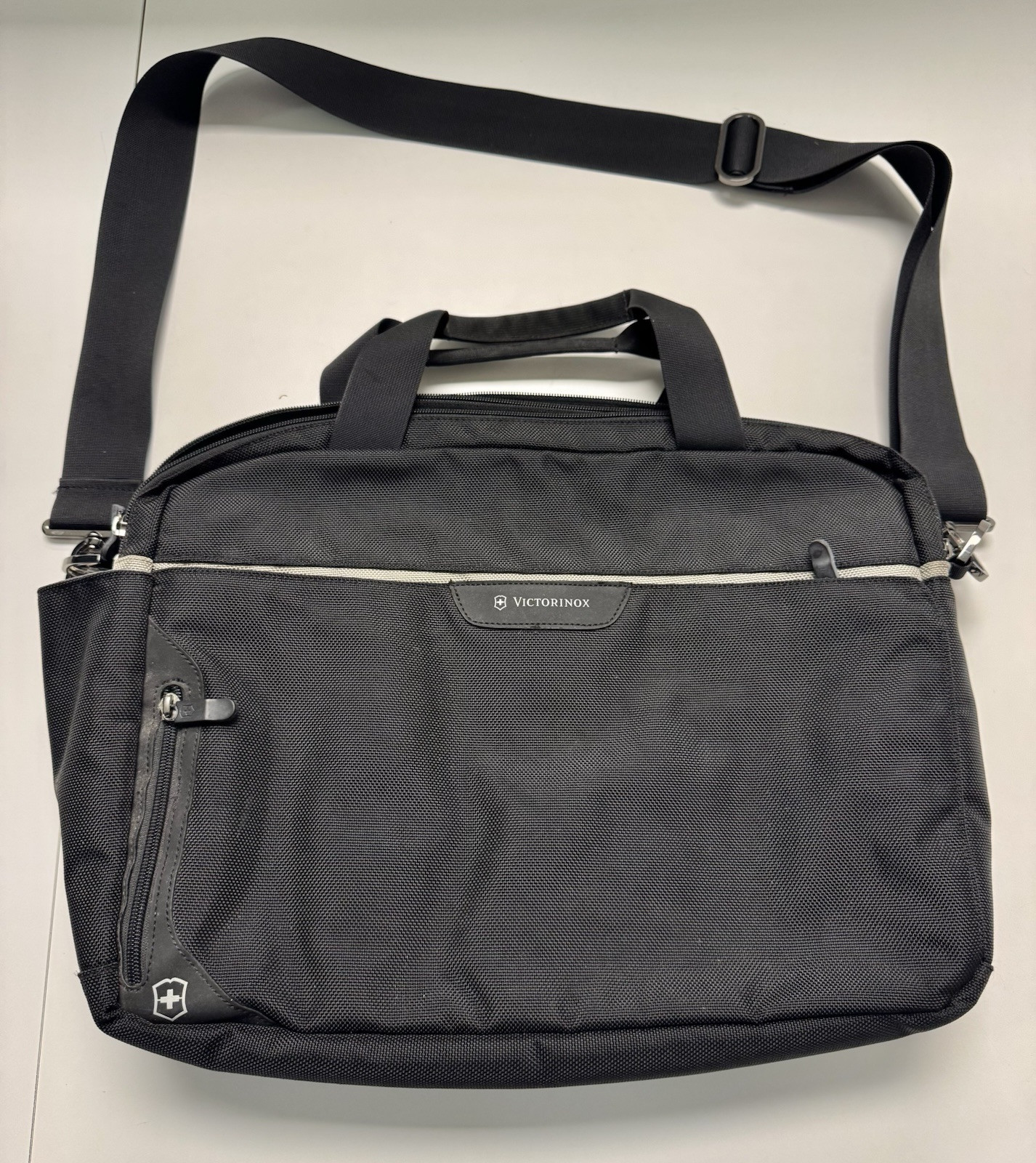 Victorinox by Swiss Army Knife Messenger, Laptop Case/Bag Black rarely used 