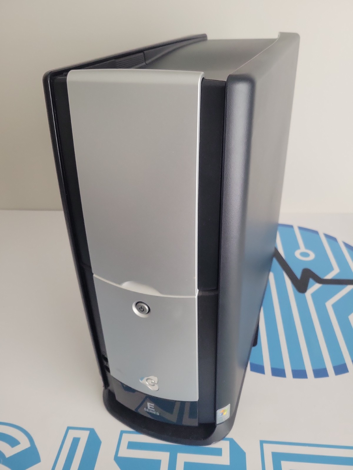 Empty Retro Gateway E-Series MFATXPNT MDP E4100 Computer Chassis Case w/CD +Flop