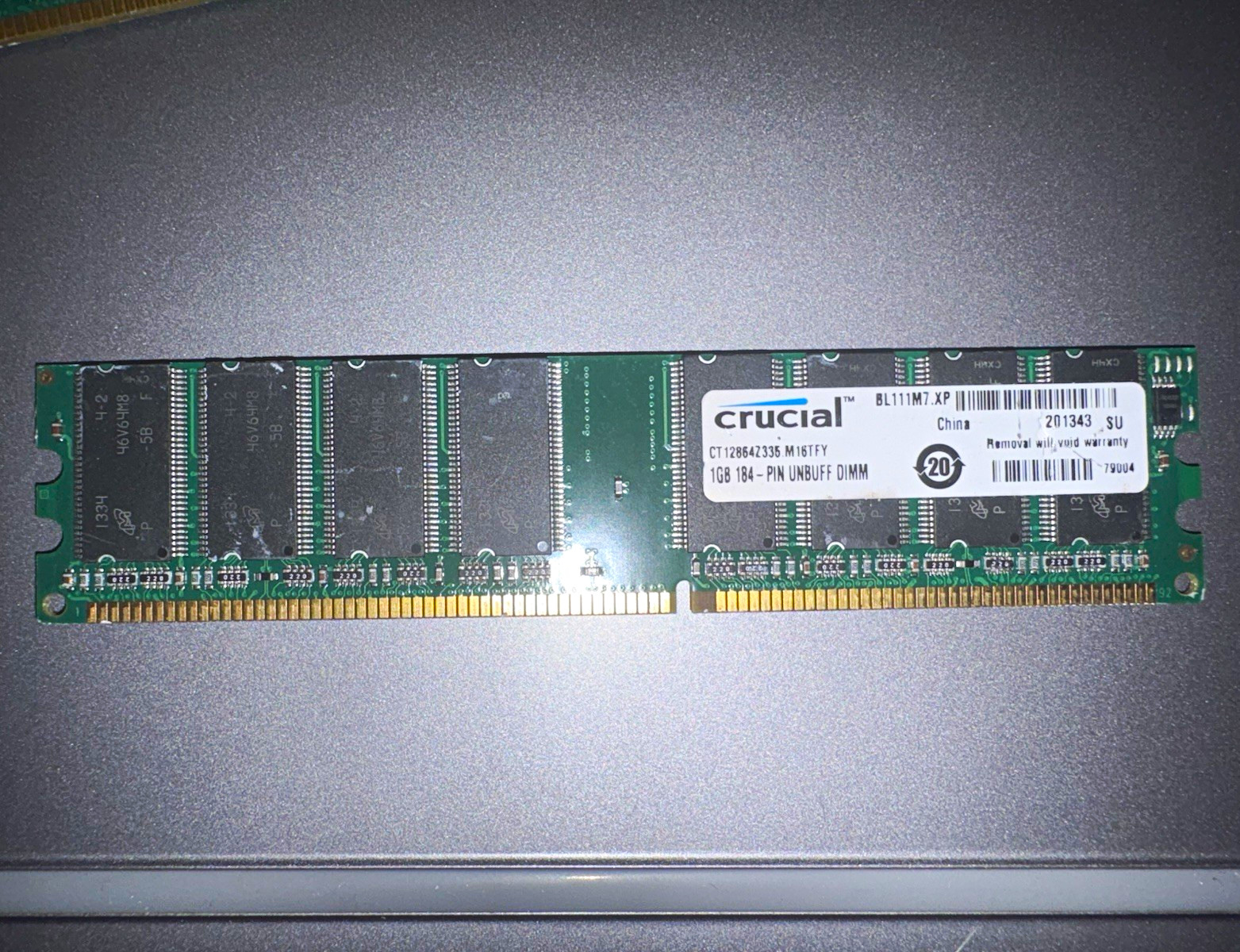 Crucial 1GB DDR PC-2700 DDR-333 Non-ECC Unbuffered 184-Pin CT12864Z335.M16TFY