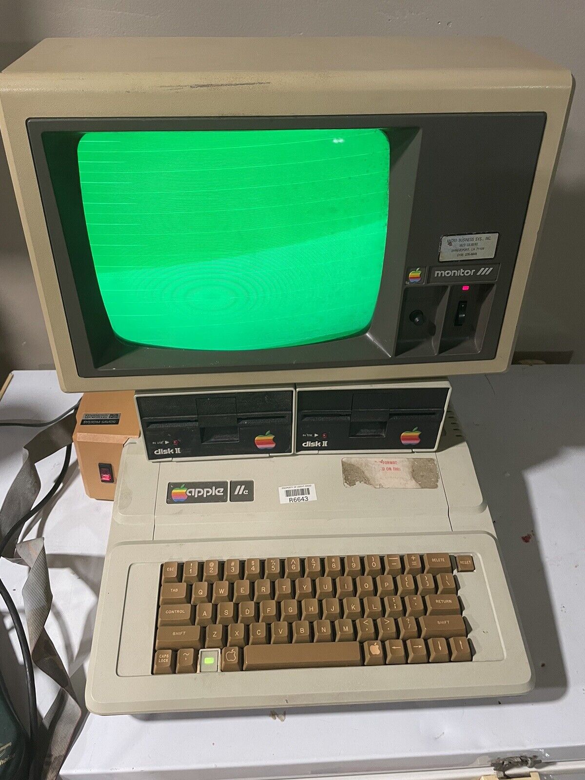 Apple IIe Computer w Monitor III, 2 Disk Drives Kensington Power Saver Read Disc