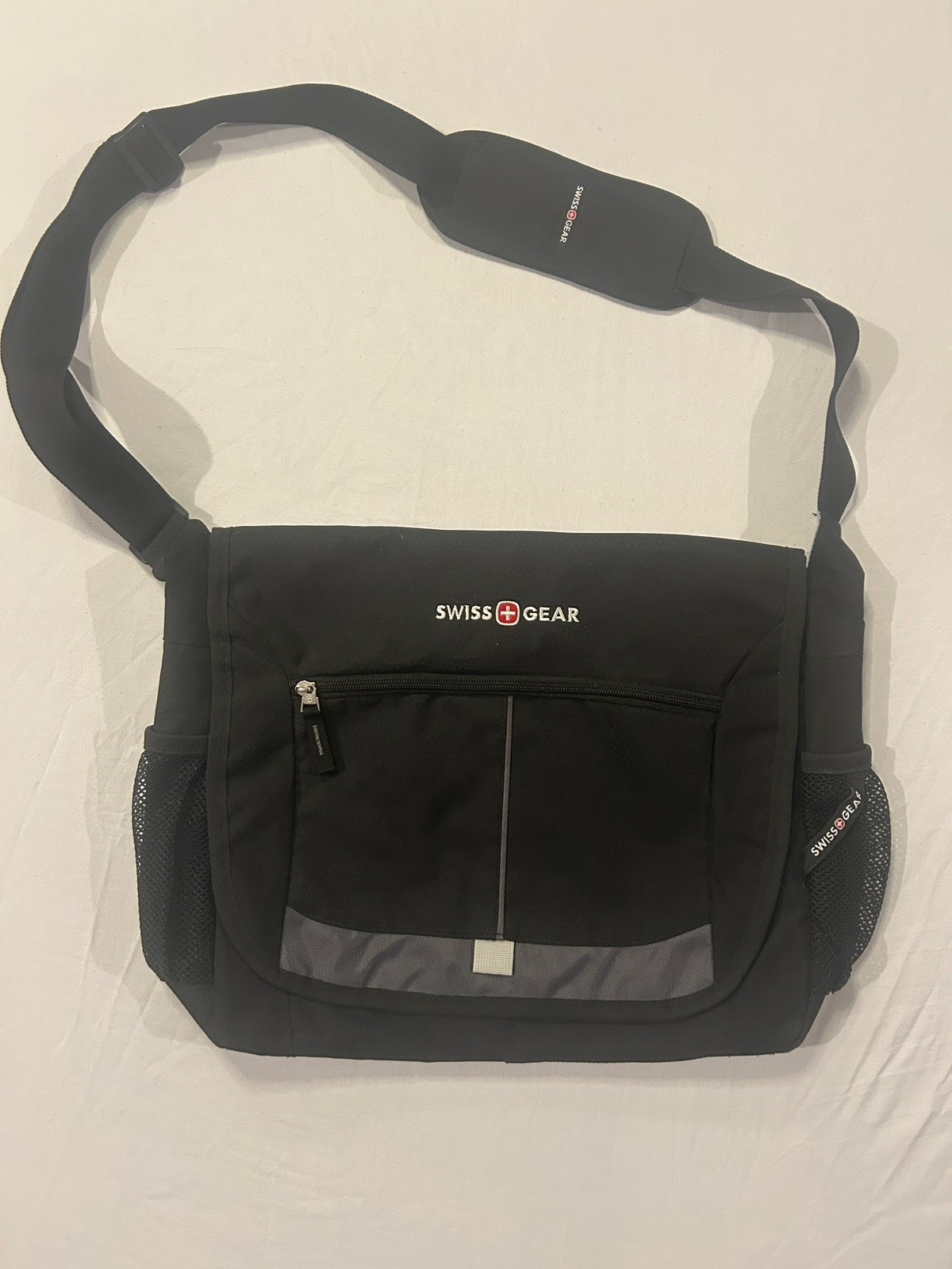 SwissGear Black Messenger Bag Laptop School Work Crossbody Briefcase 