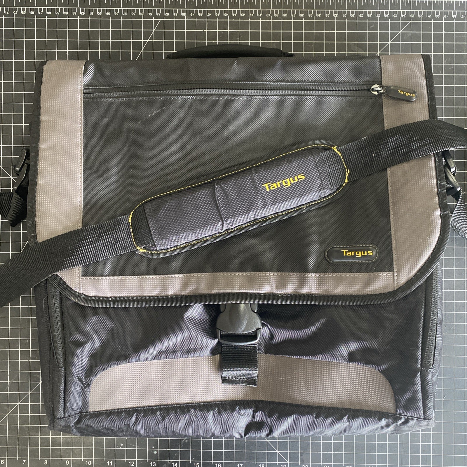 Targus CityGear Miami Messenger Case 17-Inch Laptop Shoulder Bag, Black/Grey