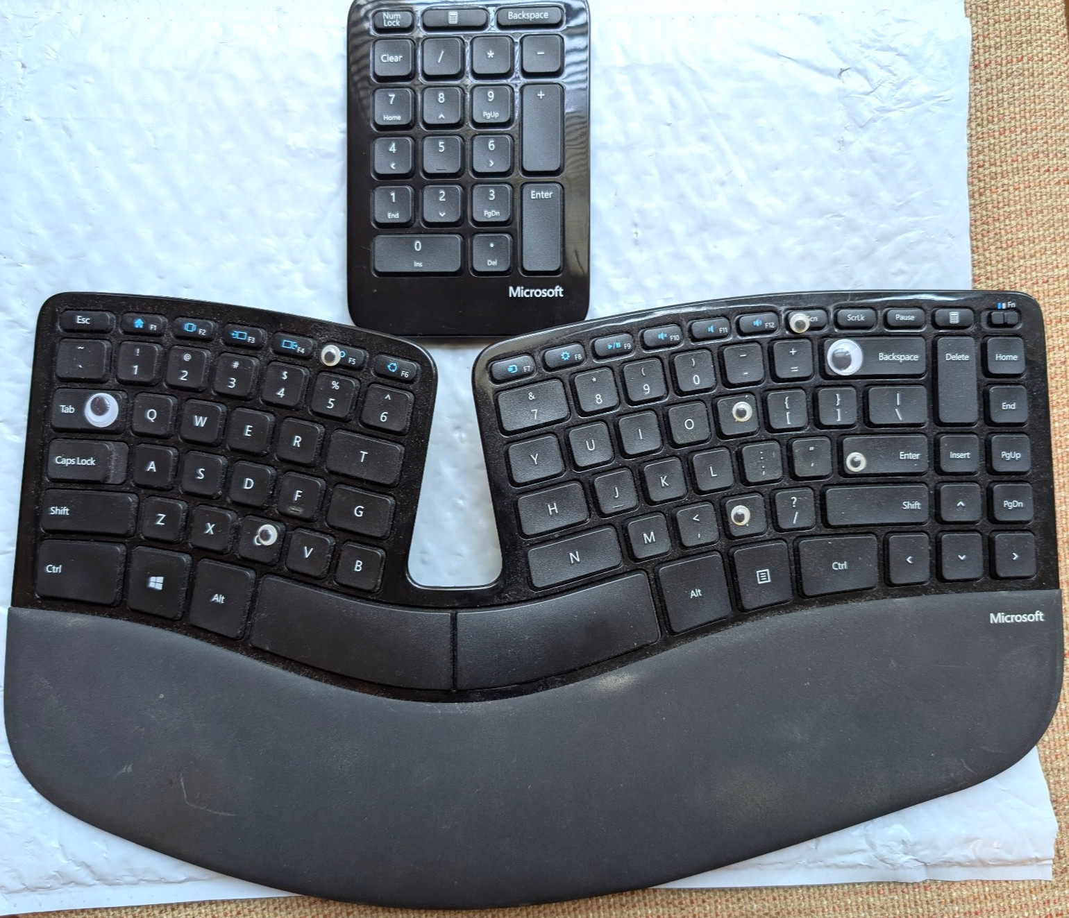 Microsoft Sculpt Ergonomic Keyboard with Numpad and USB DONGLE - USA shipped
