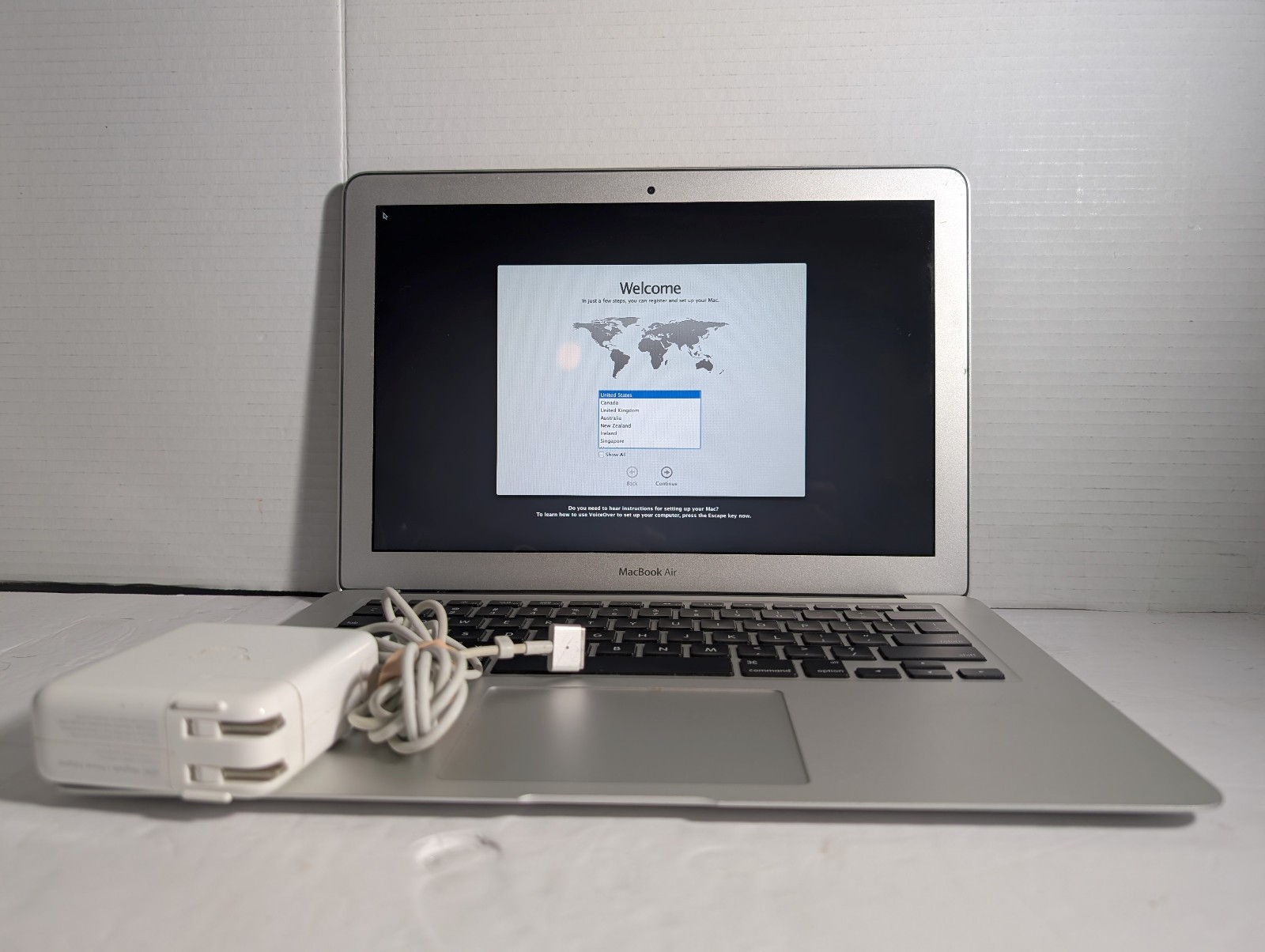 Apple MacBook Air 13" (Early 2014) 1.4GHz i5 / 4GB / 128GB SSD - Clean