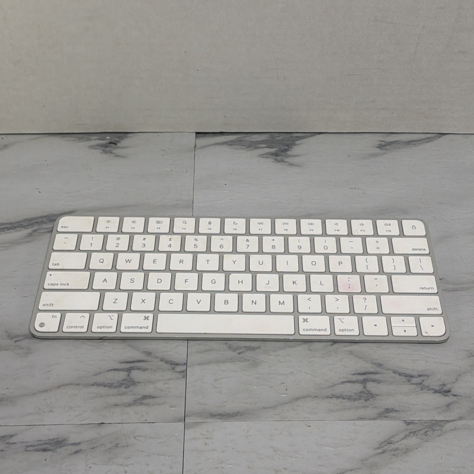 Apple A2450 Wireless Bluetooth Keyboard BCGA2450 - Tested Excellent Working