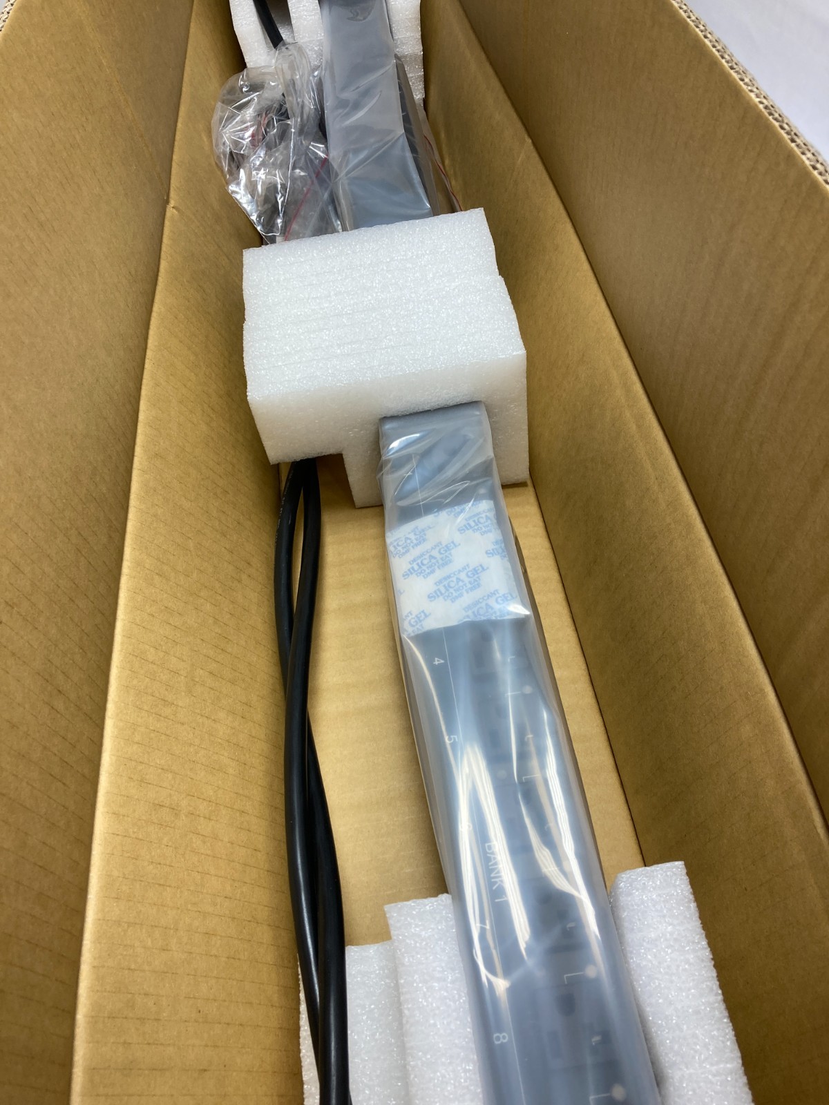 Tripp Lite PDU (1.9kW, 120v 20a) Switched, Metered (24x 5-15/20R) Input L5-20P